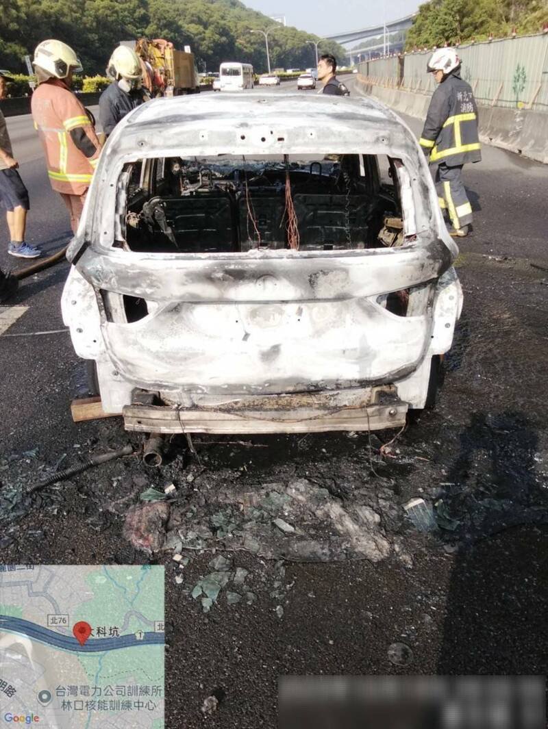 中山高南下林口今天上午七时卅分传出火烧车，驾驶与乘客两人仓皇逃生，幸无大碍，这起车祸造成中山高双向都回堵10余公里，车潮消化中；图为车辆烧成骨架。（记者吴仁捷翻摄）