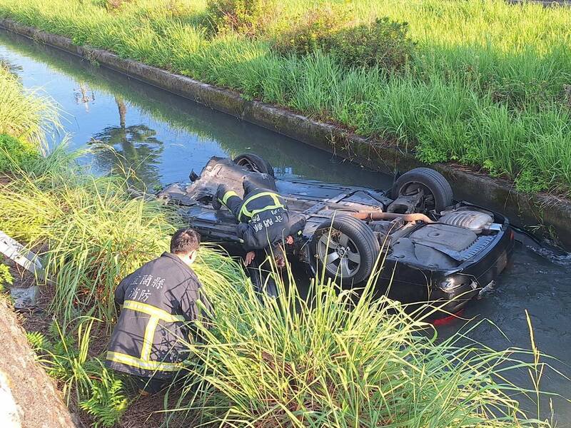 消防员到场搜救。（图由读者提供）