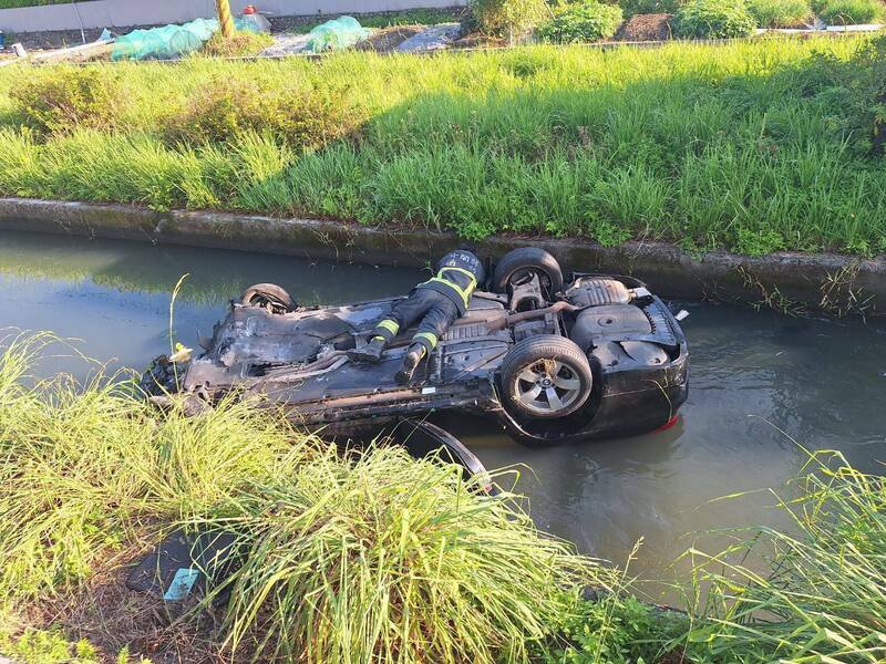 宜兰市七张路今天清晨发生自小客车冲落路旁排水沟后四轮朝天。（图由读者提供）