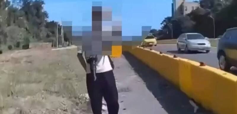 民众在路边拍摄总统车队，被警方以违法疑虑制止，引发争议。（读者提供）