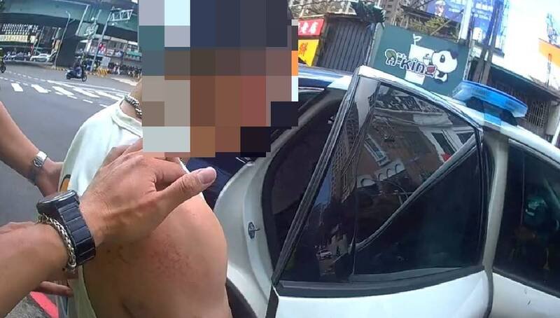 曾男被带回侦办后解送归案。（警方提供）