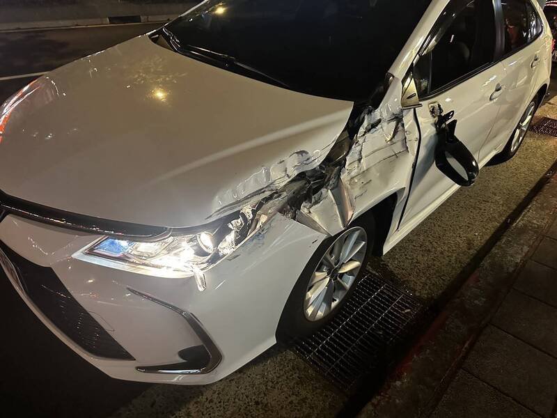 多元计程车疑A柱挡住视线，不慎追撞前方左转货车。（记者陆运锋翻摄）