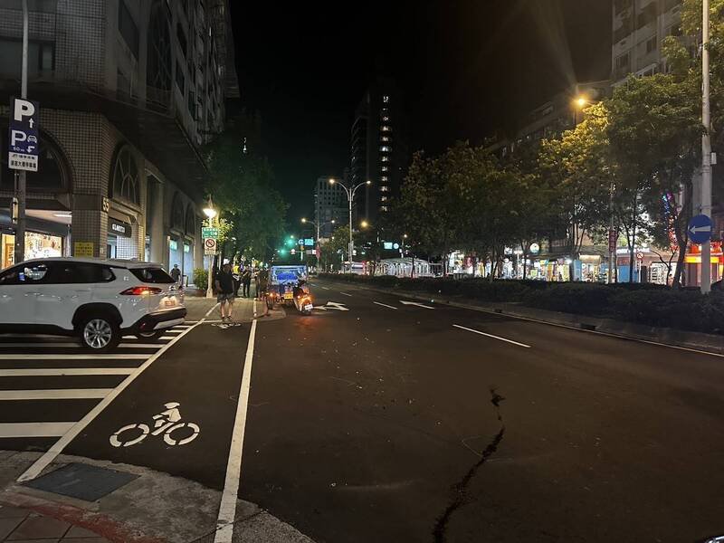 货车驾驶准备左转时，遭到后方多元计程车追撞。（记者陆运锋翻摄）