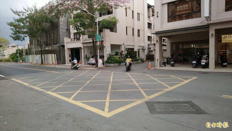 车身滞留网状线近半遭科技执法，女子认受道路壅塞、号志设计不合理提诉讼。示意图。（资料照）