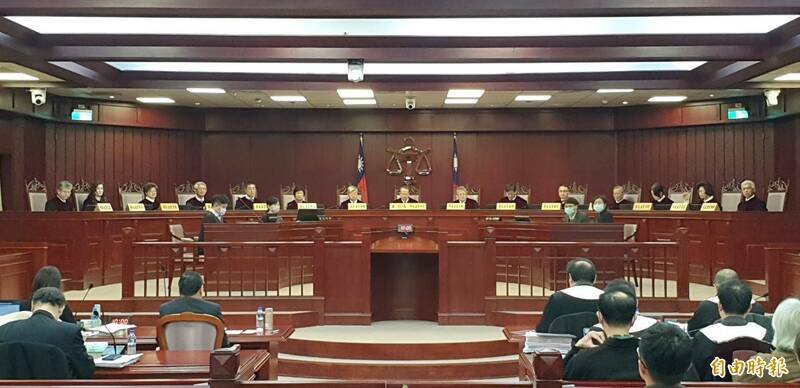 因蓝白立委手主导通过宪法诉讼法修正案，使得宪法法庭实质瘫痪中，但多信侵害言论自由的案仍躺平，释宪案当事人王献极的义务辩护律师黄帝颖指出，宪诉法修正案违反权力分立原则，目前的8位大法官应依「程序自主权」，开庭做出决议。（记者杨国文摄）