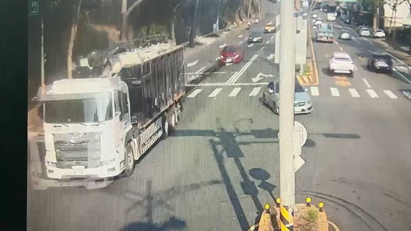 李男驾驶的大货车行经龟山区长寿路时沿途漏油。（记者郑淑婷翻摄）