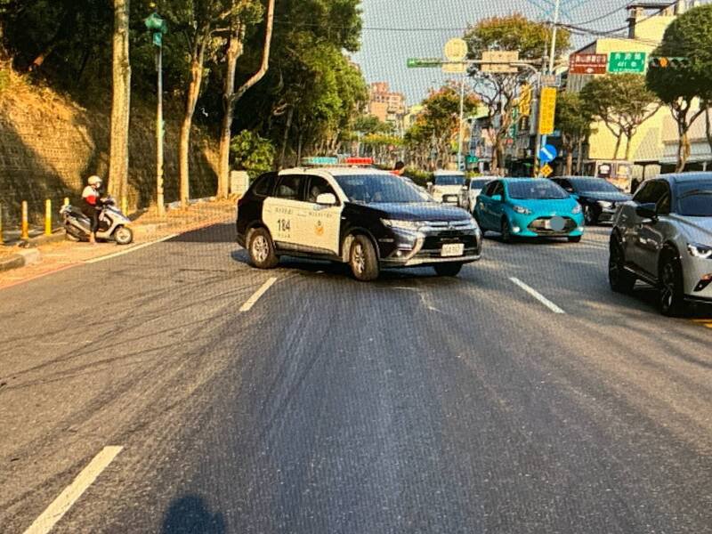 李男13日下午驾驶大货车行经龟山区长寿路时，沿路漏油却未察觉，后方行经的3辆机车滑倒受伤。（记者郑淑婷翻摄）