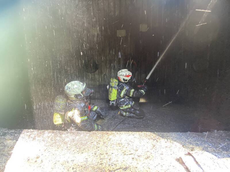 桃园杨梅区农会谷仓大火全面燃烧、浓烟窜天，消防队驰往抢救中。（记者李容萍翻摄）