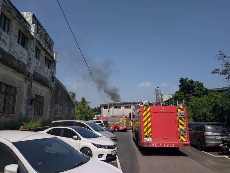 桃园杨梅区农会谷仓大火全面燃烧、浓烟窜天，消防队驰往抢救。（记者李容萍翻摄）