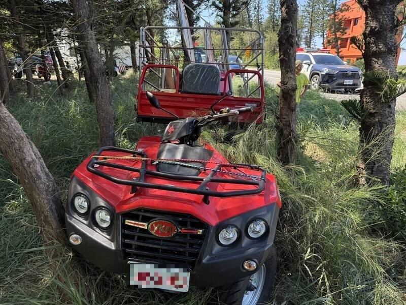 农用搬运车自撞树木，冲入草丛之中，导致驾驶摔落成伤。（马公警分局提供）