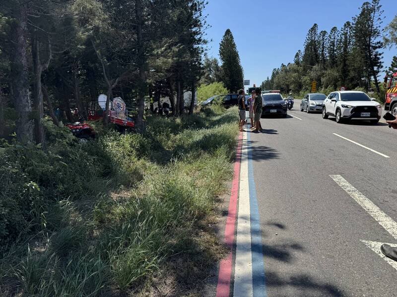 澎湖机场联外道路，发生一起农用搬运车自撞树木车祸。（马公警分局提供）