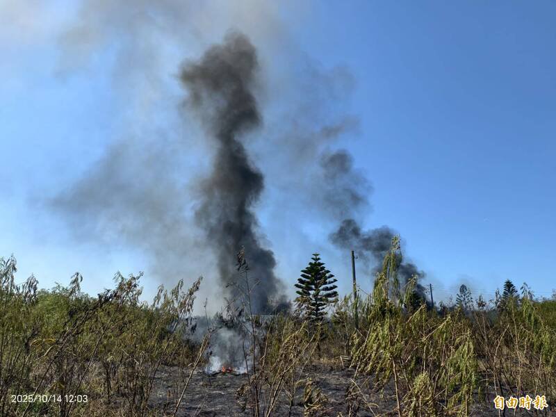 白沙镇海火警冒出阵阵浓烟，让天空视野雾茫茫。（记者刘禹庆摄）