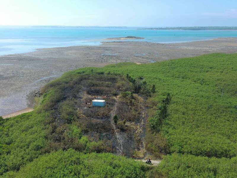 空拍机拍摄烧草火警惨状，8000平方公尺土地满目疮痍。（澎湖县政府消防局提供）