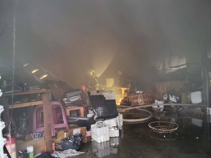 琉球乡中山路的乙顺电动机车换电站发生火警。（消防局提供）