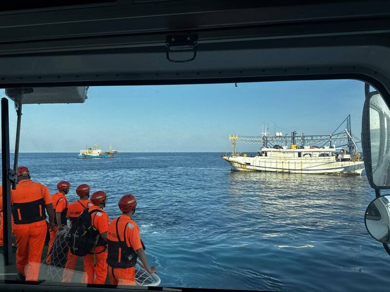 10月13日15时台籍渔船「渔O号」（图右）于东引西南方7浬处海域（禁限制水域外）作业时，与中国渔船（图左）发生绞网纠纷，在海巡警戒下，双方同意和解圆满落幕。（图为海巡署提供）