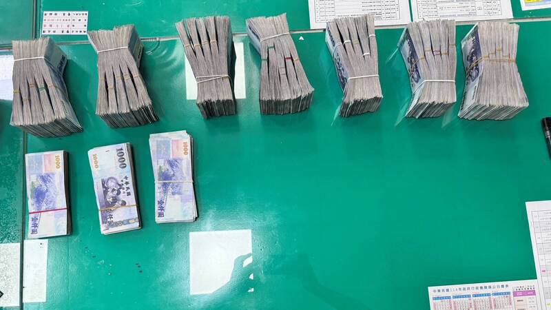 中坜警方与热心计程车司机密切配合，查扣现金376万元等证物依法侦办。（警方提供）