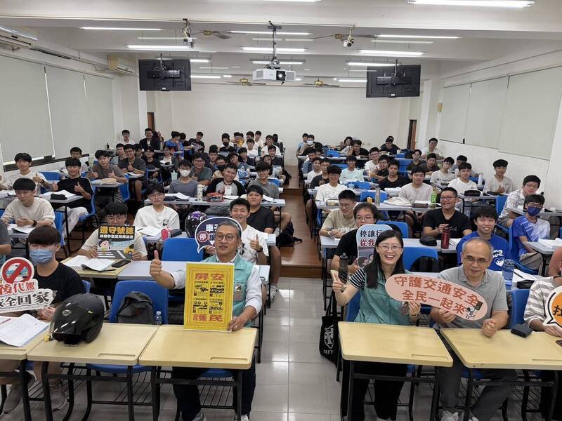 交通队长谢志鸿进入校国对师生进行宣导，并再次播放「毕业证书不该用车祸来换」的实例提醒影片。（警方提供）