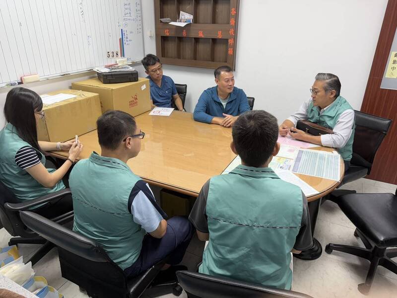 交通队长谢志鸿进入校国对师生进行宣导，并再次播放「毕业证书不该用车祸来换」的实例提醒影片。（警方提供）