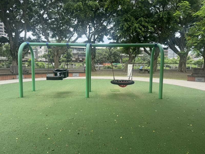 龟山区中正公园内的游戏设施吸引许多家长带小孩游憩，却发生醉汉打小孩事件。（记者余瑞仁翻摄）