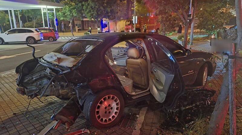 被彭姓男子驾车撞击的轿车严重毁损。（图由警方提供）