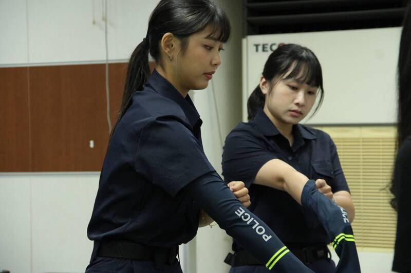 新庄警好赞PO出女警报到的照片，被网友直呼是警界郭雪芙。（记者王冠仁翻摄）