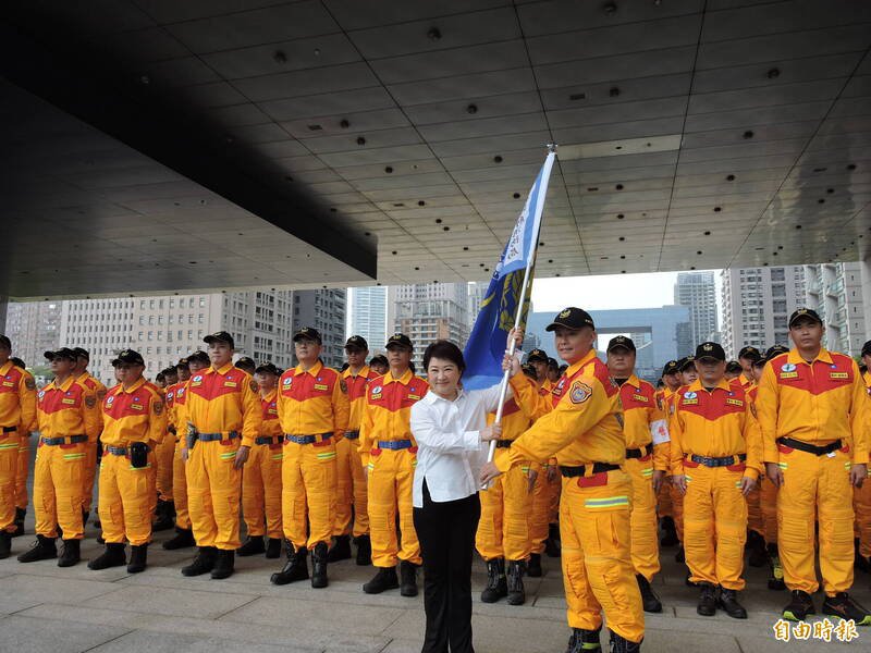 市长卢秀燕授旗。（记者苏金凤摄）