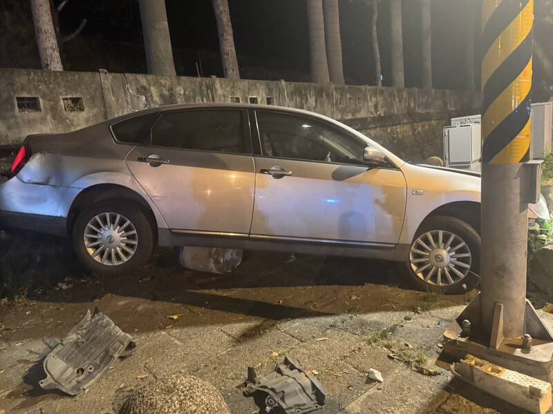 花莲市明礼路花岗国中校门前发生一起酒驾撞上石墩的意外。（民众提供）