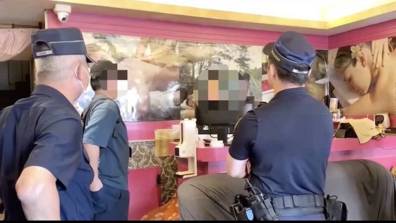 万华分局员警到场执行断水断电。（记者刘庆侯翻摄）