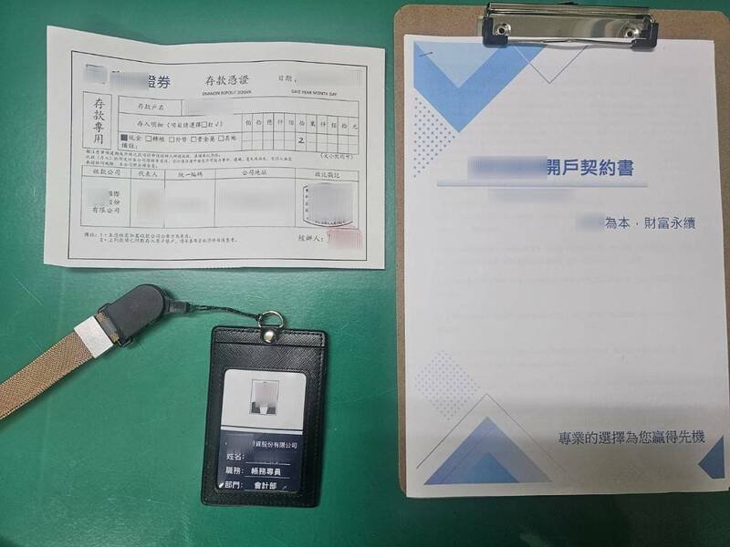 警方逮获郑姓女车手，当场查获存款凭证、开户企画书等证物。（记者陈建志翻摄）