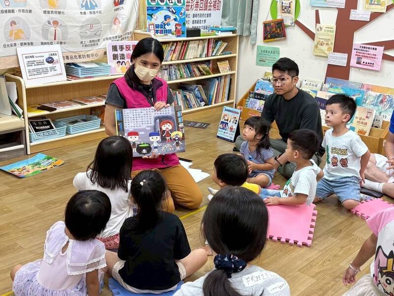 透过反毒绘本，说故事亲子互动。（（图由南市教育局提供）