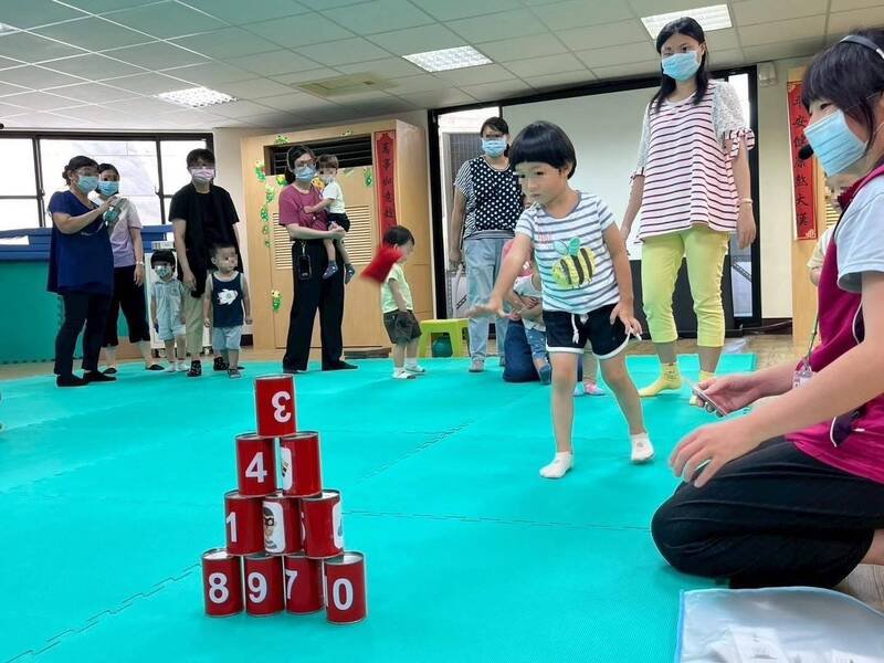 打击毒品互动游戏，最受欢迎。（图由南市教育局提供）