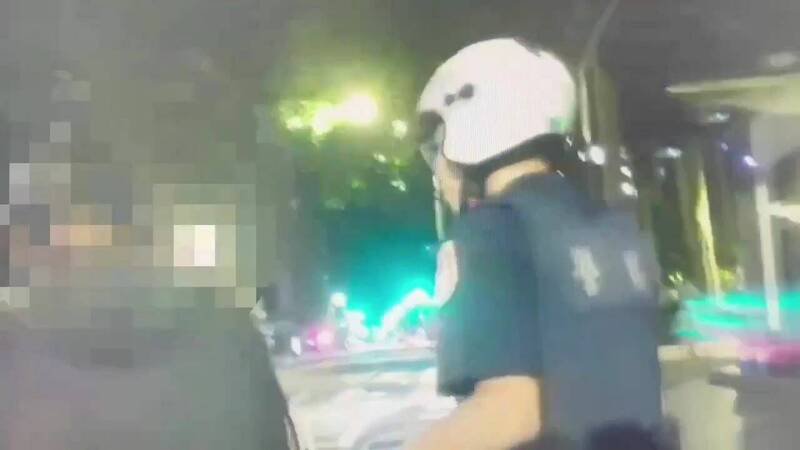 警方将徐姓游民带上警车。（记者姚岳宏翻摄）