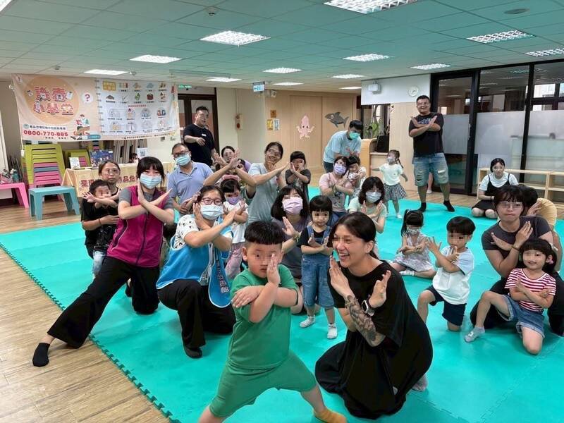 透过反毒歌曲〈青春舞YOUNG〉，一起向毒品说不。（图由南市教育局提供）