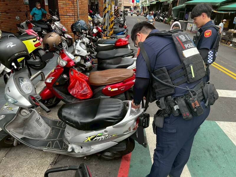 新竹县警察局9月1日起实施「路畅专案」，锁定辖内违规热时及热点，重点取缔「并排停车」等3大恶性违规。（新竹县警察局提供）