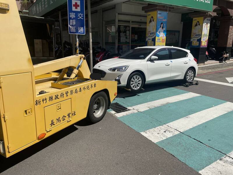 新竹县警察局重点取缔违停，包括行穿线与人行道违规停车。（新竹县警察局提供）