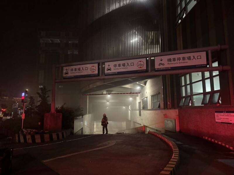 北市环南市场地下停车场晚间火警。（记者刘庆侯翻摄）