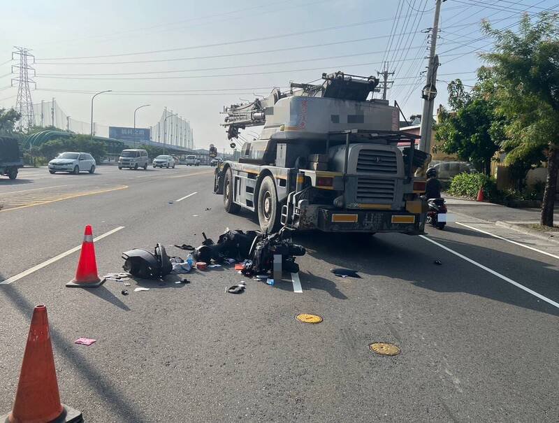 机车被吊车撞到「支离破碎」。（读者提供）