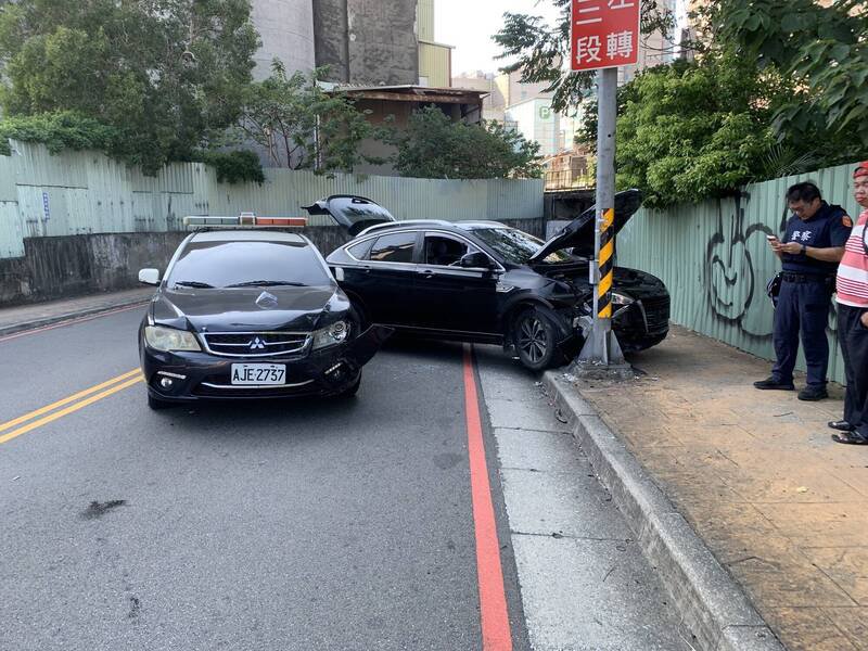 黎男休旅车行经桃园市龟山区，警方拦查他拒检，警朝他车轮连开2枪，黎男仍乘隙逆向逃逸，在桃园区林森路失控自撞电杆。（记者郑淑婷翻摄）