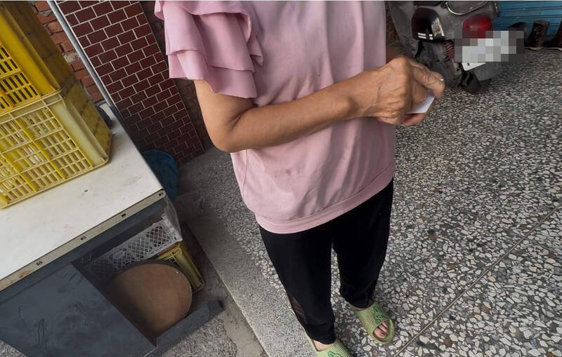 李生外婆无法接受校方说法，甚至在葬礼要颁发荣誉毕业证书，认为根本在家属伤口洒盐。（记者蔡淑媛摄）