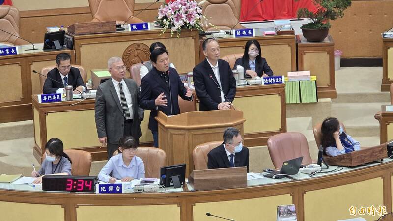 新北市议员黄淑君调查新北市特定公司的警用警报器设备问题，并表示今（15）日收到该公司律师函。（记者黄子旸摄）