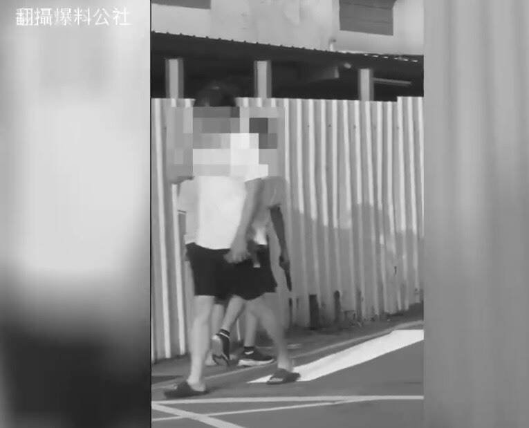 国中生手持玩具枪大剌剌走在马路上。（撷取自「爆料公社」）