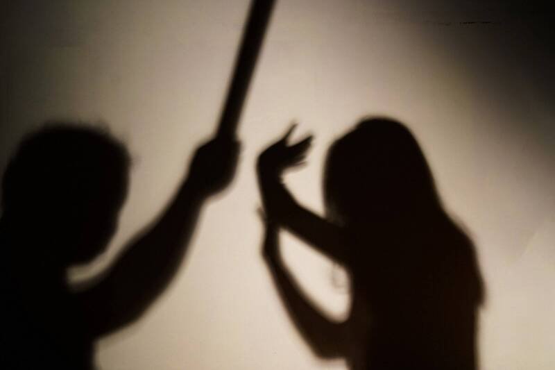 只因老母亲拒吃餐点，王女怒呛「打到没牙齿」，并拍打肩膀、挥棍恐吓，台南地方法院认定违反保护令，判拘役50日，可易科罚金并宣告缓刑2年。（示意图，资料照）