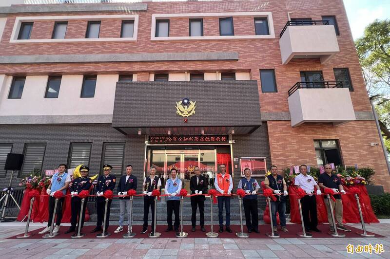 金宁分驻所新建办公厅舍落成启用典礼由陈福海（左六）主持，副议长欧阳仪雄（左五）、立委陈玉珍办公室主任董家玮（左四）、行政院金马联合服务中心执行长吴增允（右五）、福建金门地检署检察长王柏敦（右六）等人均出席剪彩。（记者吴正庭摄）