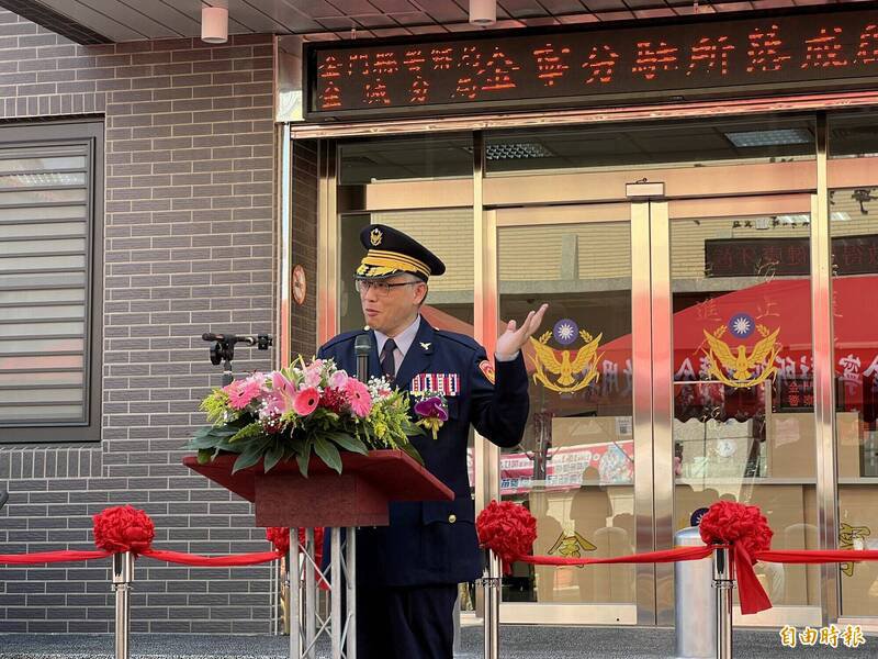 金门县警察局金城分局金宁分驻所新建办公厅舍落成启用，局长黄壬聪勉励同仁，要感恩，为民服务更要全力以赴。（记者吴正庭摄）
