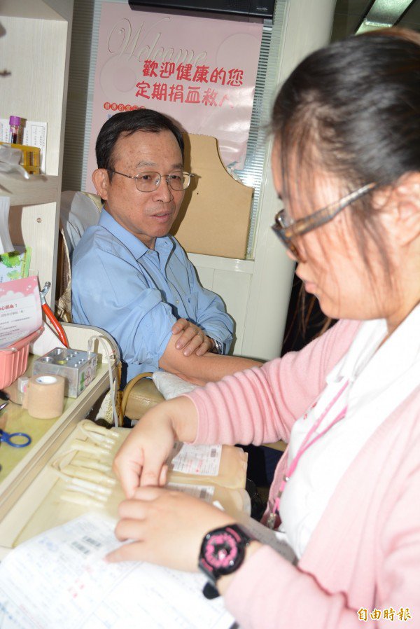 县警局举办捐血活动，已捐血20次的保安民防科长陈朝清，一口气捐出500cc热血。（记者汤世名摄）