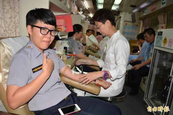 县警局今天举办捐血活动，许多女警利用勤务空档挽袖捐出热血。（记者汤世名摄）