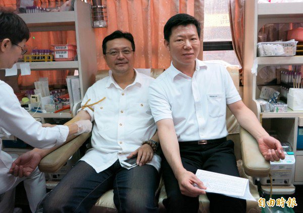 县警局今天举办捐血活动，副局长林沐弘（左）、督察长贾立民（右）挽袖捐出热血。（记者汤世名摄）
