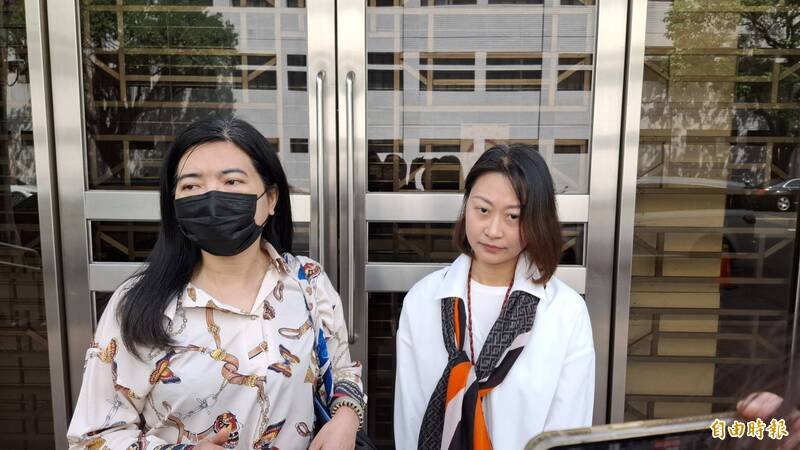 民众党前桃园市党部发言人马治薇（右），被控涉收受中国资金百万参选立委，高院认定马治薇涉犯反渗透法、个资法，依想像竞合规定，从一重论罪，今依反渗透法重判马女2年8月徒刑、不法所得没收。左为马的律师陈丽玲。（资料照）