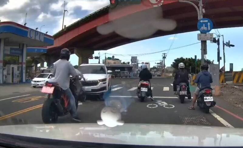 曾姓男子驾车偏移车道而冲入对向车道撞击停等红灯机车。（警方提供）