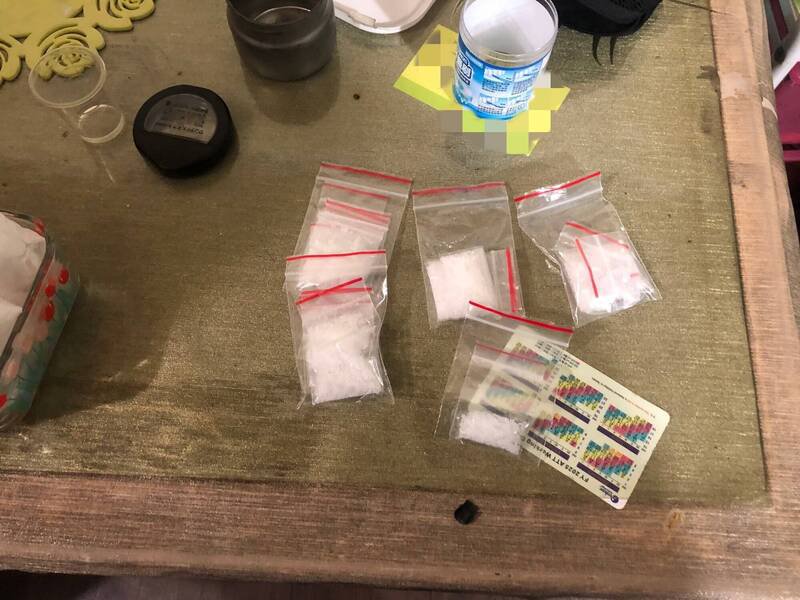 检警搜索桃园市中坜区徐姓、陈姓情侣档住处起获丧尸烟弹原料等物。（记者余瑞仁翻摄）